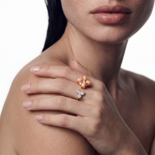 Anello in oro con corallo e diamanti taglio a brillante indossato
