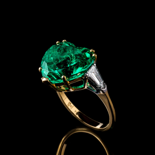 Cuore , Anello con smeraldo taglio cuore