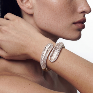 Bracciale e anello in oro con cristallo di rocca e diamanti indossati