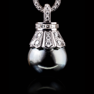 Anastasia Black, Orecchini con perle black e diamanti