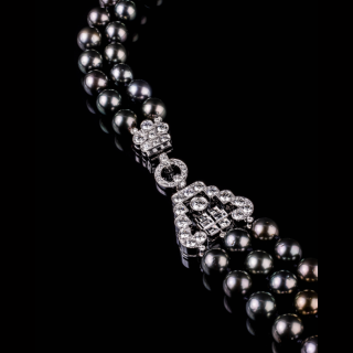 Anastasia Black, Collana con perle black e diamanti