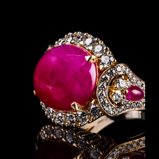 Rubinia , Anello con rubino Birmano e diamanti&nbsp;