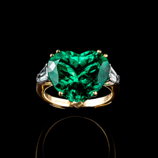 Cuore , Anello con smeraldo taglio cuore