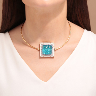 Amuleto, Girocollo con pendente in pietra di colore e diamanti