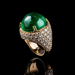 Anello in oro con smeraldo cabochon e diamanti