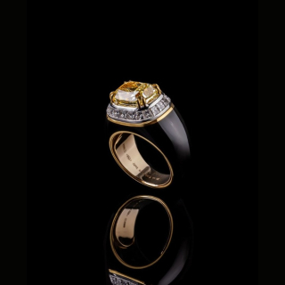 Anello Giorgia in oro giallo 18 kt con diamante Fancy Yellow taglio cuscino e diamanti brillanti