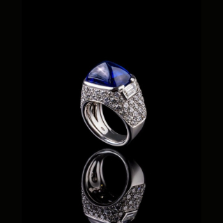 Anello Intensità in oro bianco 18 kt con zaffiro Ceylon Royal Blue sugar loaf e pavé di diamanti