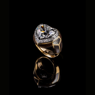 Anello con diamante taglio Cuore, contorno di diamanti e intarsio in Madreperla
