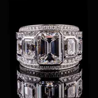 Anello Montecarlo in oro bianco 18 kt con diamante centrale taglio smeraldo e contorno di diamanti brillanti e smeraldo