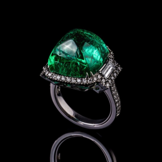 Minerva anello con smeraldo Zambia 17 carati taglio sugar loaf e diamanti