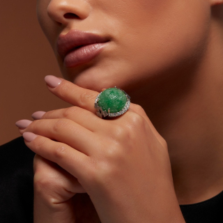 Giada Imperiale, Anello con pietra dura e diamanti