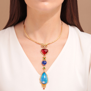 Amuleto, Girocollo con pendente in pietre di colore e diamanti