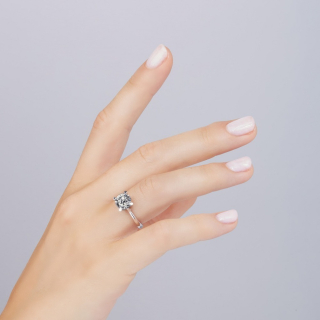 Lady V, Anello di fidanzamento 