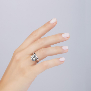 Fedi Nuziali, Veschetti propone un ampio assortimento di fedi nuziali in oro giallo, oro bianco, oro rosa e platino. A richiesta del cliente ogni fede può essere personalizzata con una speciale incisione.