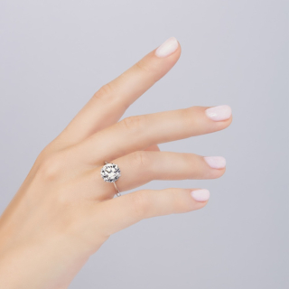 Princess Anello solitario con montatura a 6 griffes indossato