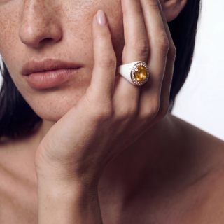 Anello in oro e smalto bianco con eliodoro e diamanti indossato