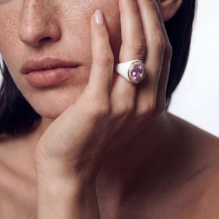 Anello in Oro e smalto bianco, Kunzite e Diamanti indossato