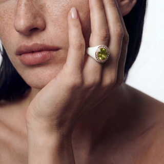 Anello in Oro Giallo e smalto bianco con Peridoto e Diamanti indossato