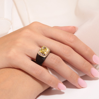 Giorgia, Anello con suggestivo diamante Fancy Yellow taglio a cuscino&nbsp;