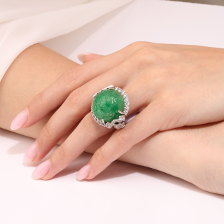 Giada Imperiale, Anello con pietra dura e diamanti