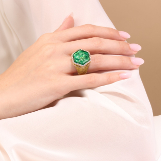 Firenze, Anello con pietra di colore e diamanti