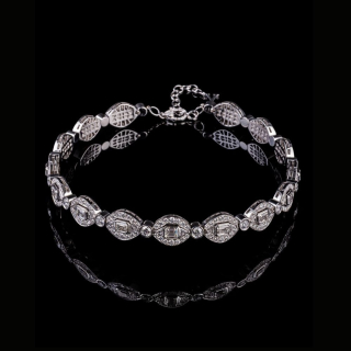 Collana Dana in oro bianco 18 kt con diamanti taglio smeraldo e diamanti taglio fantasia