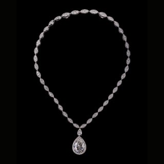 Collana Rebecca in oro bianco 18 kt con diamanti taglio goccia e diamante centrale pendente