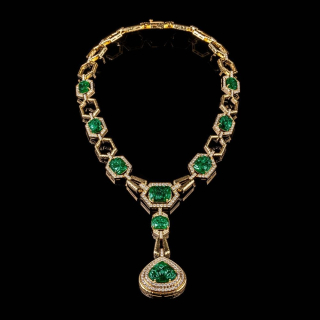 Collana con maglie geometriche in Oro Giallo con Smeraldi incisi da 63 carati e Diamanti 