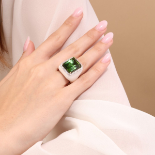 Mariasole, anello in oro con tormalina verde 18kt indossato