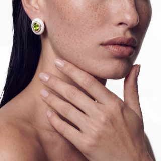 Orecchino in Oro e smalto bianco con Peridoto e Diamanti indossato
