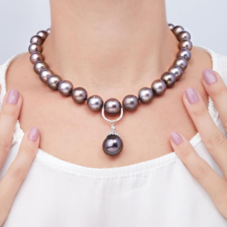 Tahiti, Collana con perle e diamanti