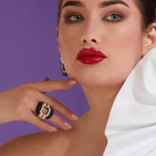 Nodo D'amore, Anello con pietra dura e diamanti