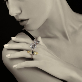 Venere, Anello con importante diamante taglio smeraldo 