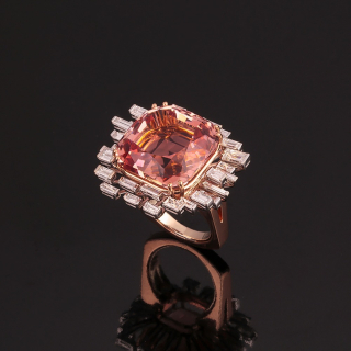 Andromeda, Anello con pietra di colore e diamanti