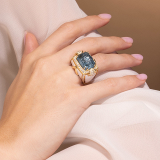 Acqua, Anello
con pietra di colore, diamanti e intarsio