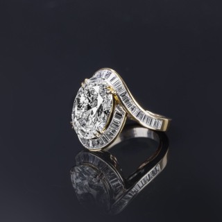 Abbraccio, Anello con diamanti&nbsp;