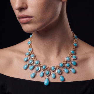 Collana in oro con Turchesi Arizona e pavè di diamanti indossata
