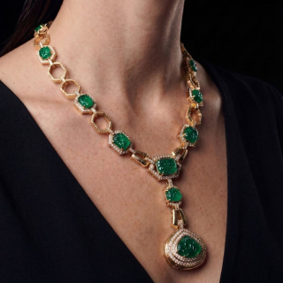 Collana in Oro Giallo con Smeraldi incisi e Diamanti indossata
