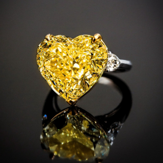 Cuore Fancy, Anello con eccezionale diamante Fancy Yellow 