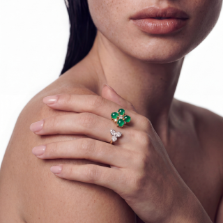 Anello in oro con agata verde e diamanti indossato