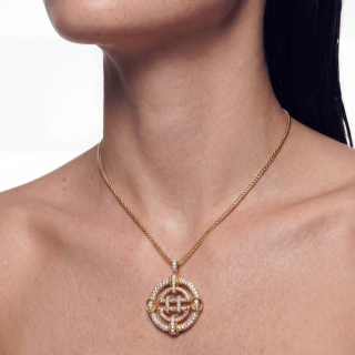 Girocollo in oro giallo 18kt con pavè di diamanti indossato