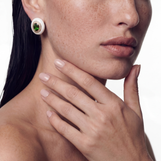 Orecchino in oro e smalto bianco con diopside e diamanti indossato