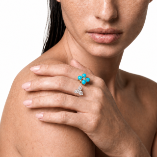 Anello in oro con turchese e diamanti indossato