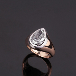 Rosé, Anello con diamante taglio a goccia