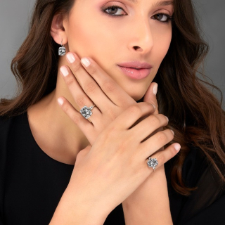 Beatrice, Anello con seducente diamante cushion