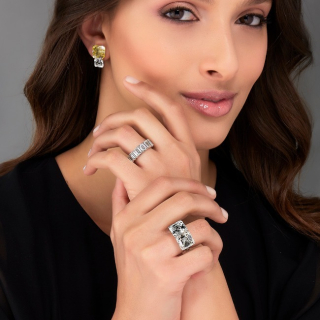 Abbraccio, Anello con rara coppia di diamanti taglio smeraldo