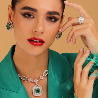 Gardenia, Orecchino con pietra di colore e diamanti