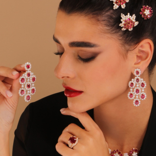 Callas, Anello
con rubino Birmano cushion e diamanti