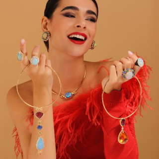 Amuleto, Girocollo con pendente in pietre di colore e diamanti