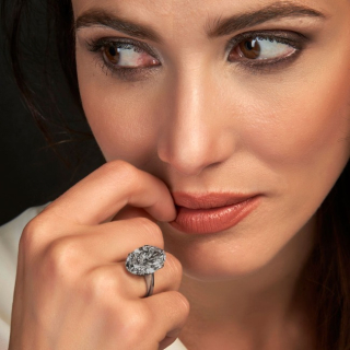 Aurora, Anello con importante diamante ovale